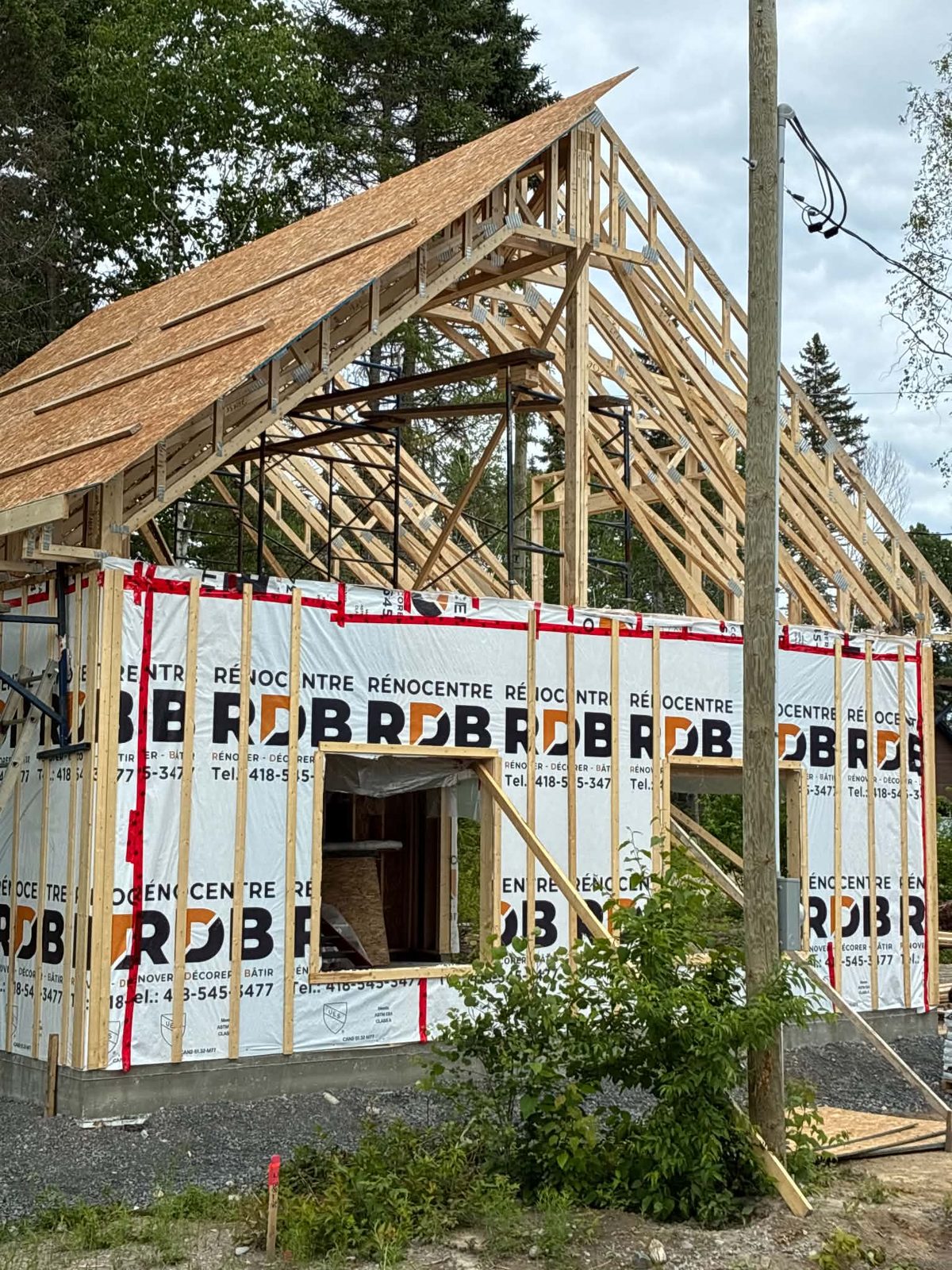Fermes de toit d'une maison neuve