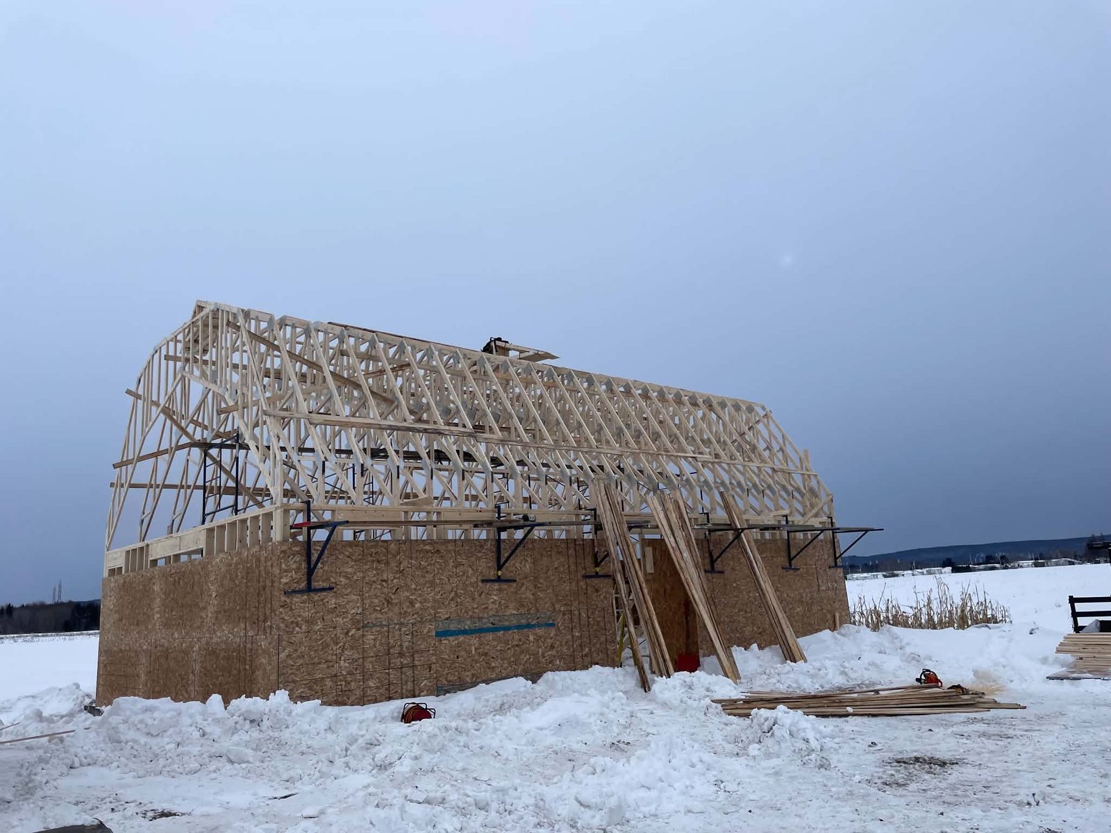 Maison en construction en hiver