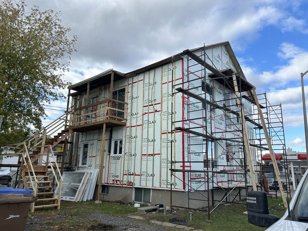 Maison en construction avec échafaudage
