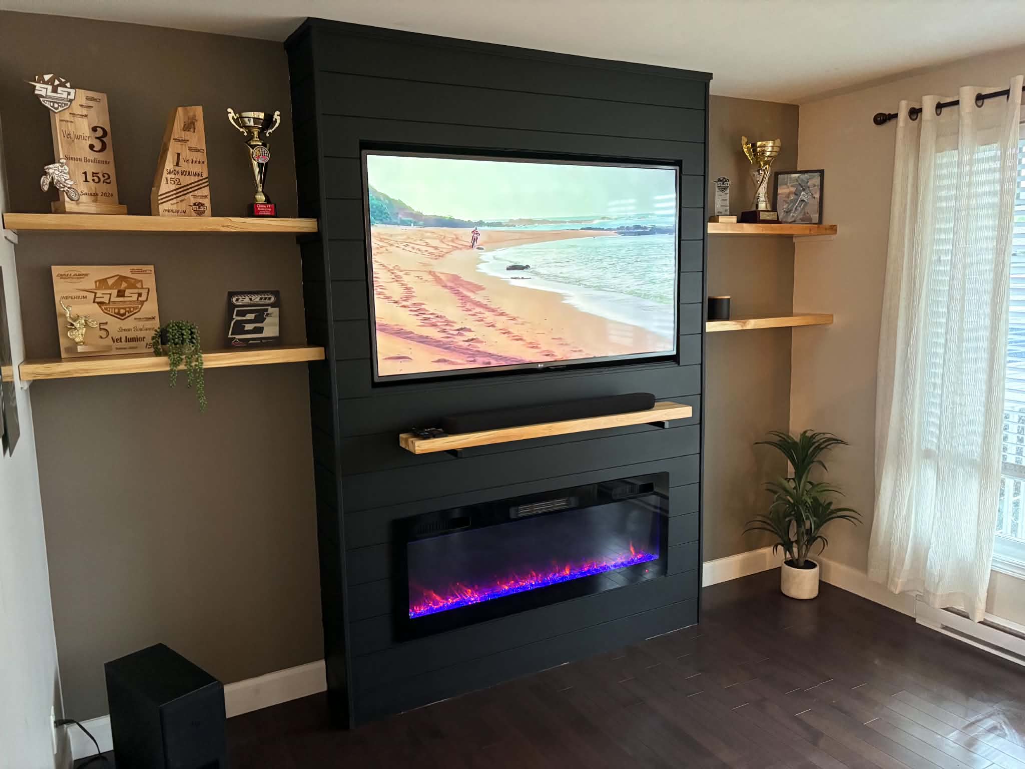 Foyer et meuble intégré réalisé par Construction MB Saguenay
