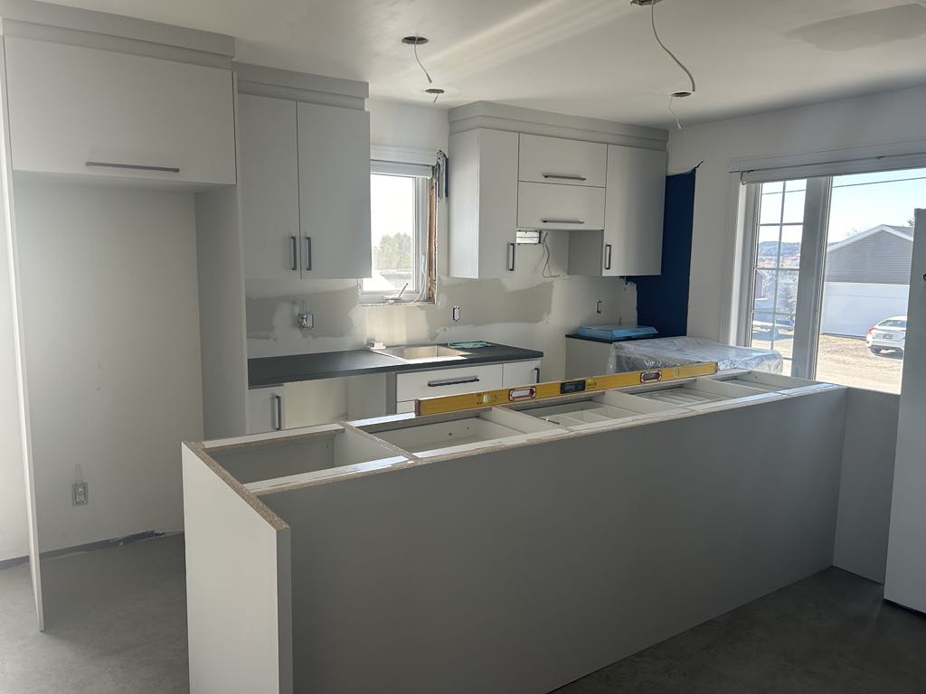 Cuisine avec îlot central réalisé par Construction MB Saguenay
