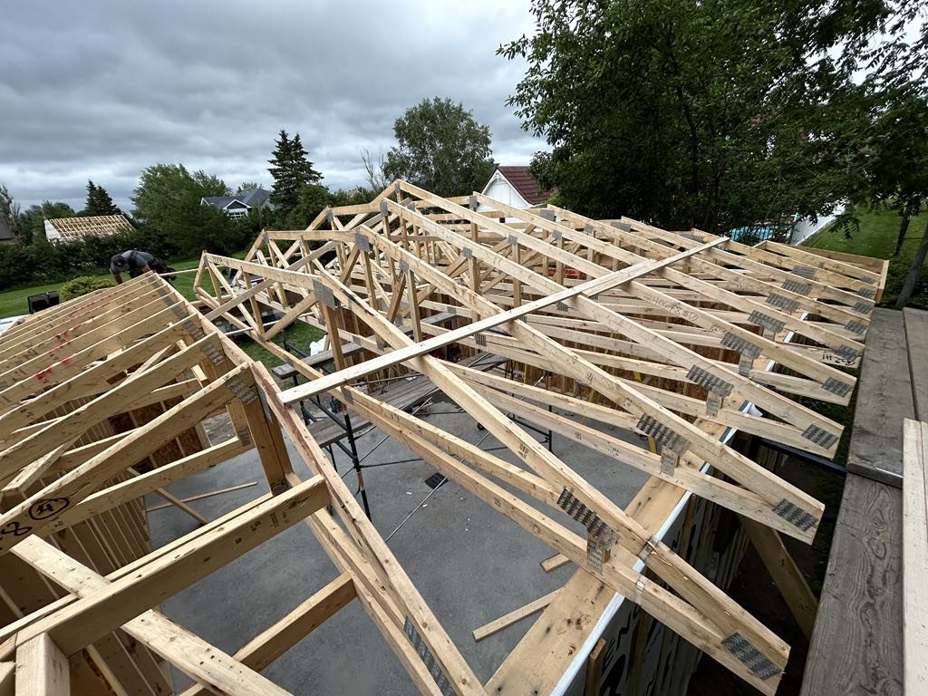 Ossature du toit d'une maison en construction