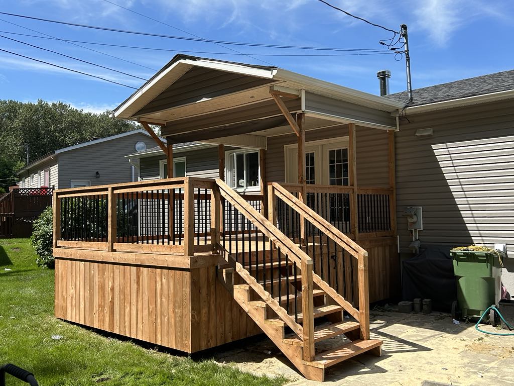 Patio couvert en bois réalisé par Construction MB Saguenay